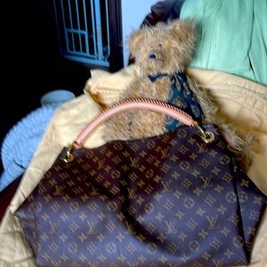 Louis Vuitton artsy like brand new!